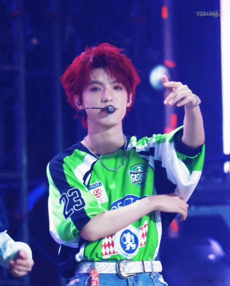 张泽禹 18岁的脑子就是好使瞧瞧张泽禹，18岁的年纪，思维像装了涡轮增压！总能从