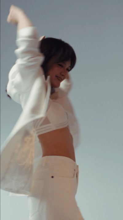 文淇一种很新的生命力穿搭 文淇同款封面文胸，把度假般的鲜活生命力穿在身上，以斯普