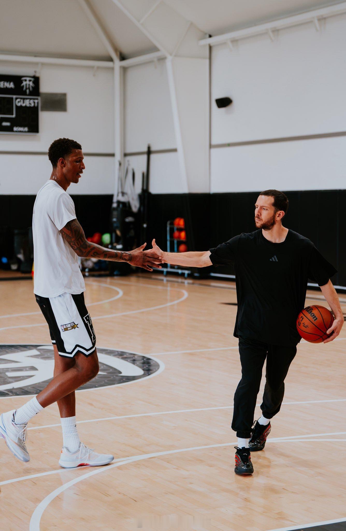 小贾在训练师Aaron Miller的指导下进行训练小贾巴里史密斯休斯顿火箭nb
