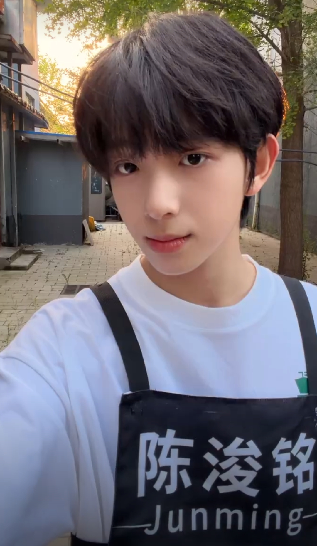 视频是21拍的 发泡泡是26发的 原相机直出门面你随便吧 