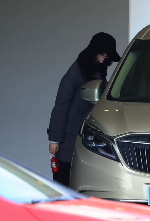 迪丽热巴贺思慕提灯机场路透 迪丽热巴给粉丝展示灯  迪丽热巴贺思慕提灯机场路透，