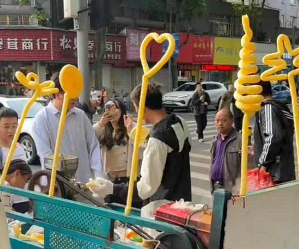 果然各行各业都在卷，连爆米花都卷出这么多花样。
一个小哥，把我们小时候吃的“玉米