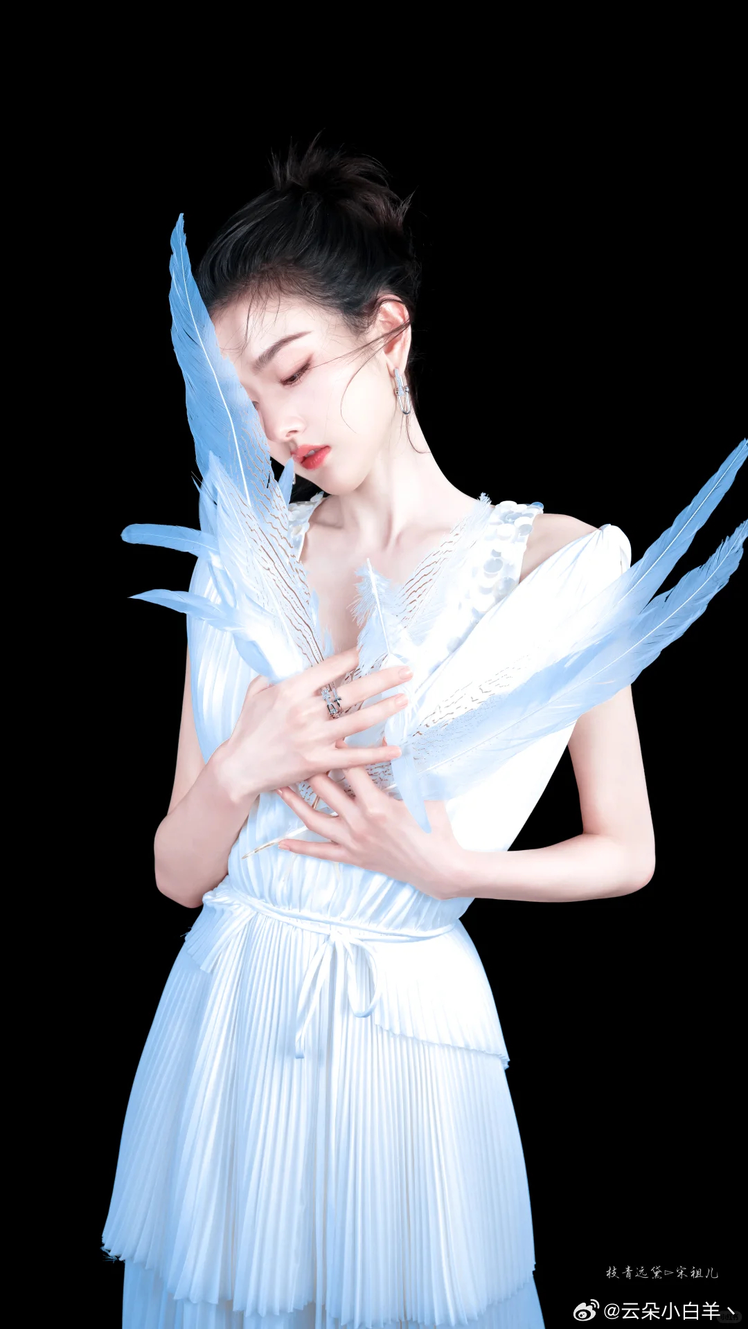 信任，是冬日的一缕阳光，使饥寒交迫的人感到温 暖；信任，是沙漠中的一口清泉，使濒