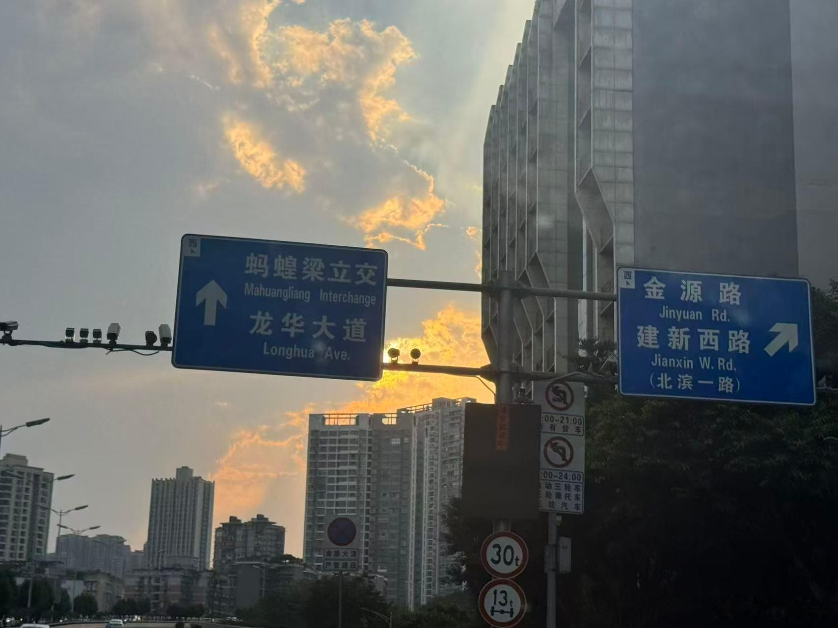 在这条路上你从不孤单，无数同路人和你并肩。那些相同的泪水与挣扎，终会化作彼此支撑