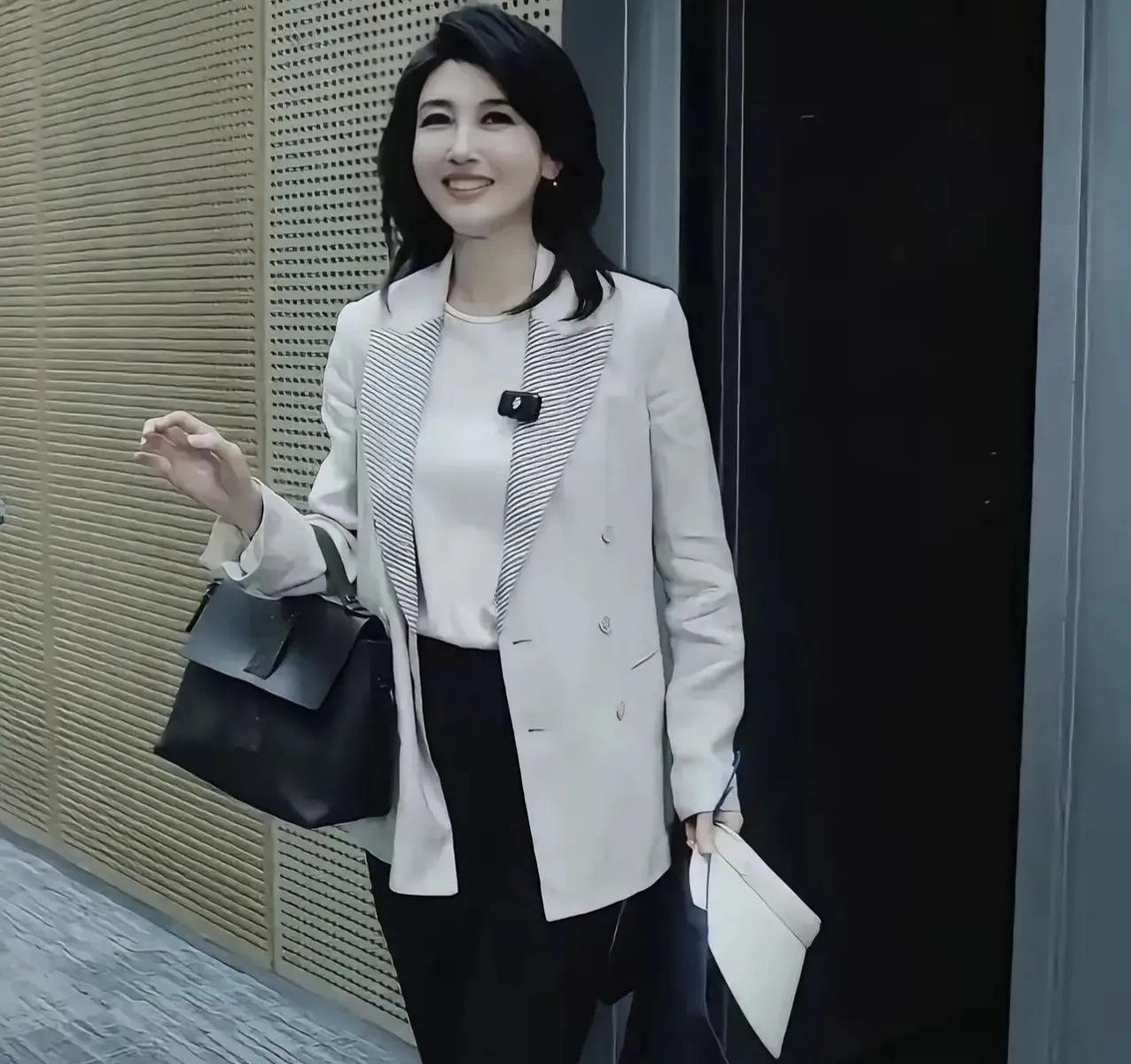 央视最美主持人李红，年过五旬不显老，下班照曝光比荧幕里还精致
说实话，见到李红本