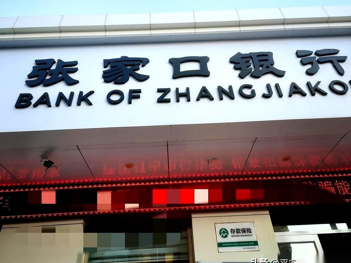 两万块钱存银行，死期三年，每天的利息是多少？
一块钱。
正好够我买个馒头。
你别