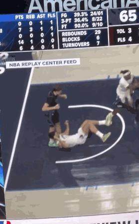 克莱能处，有事是真上！
灰熊阿尔达马倒地后故意用手抓住弗拉格的小腿，绊倒弗拉格。