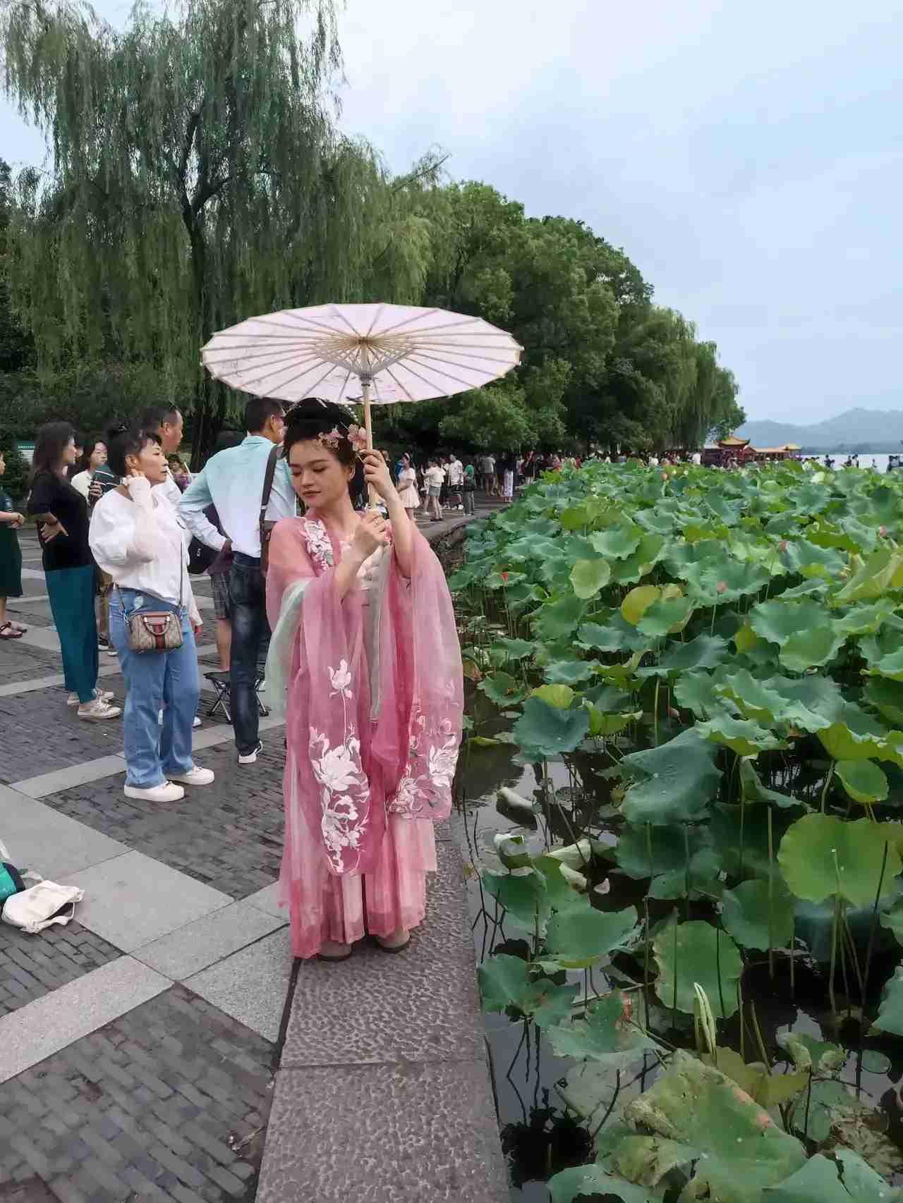 我的今日状态：😁轻松愉快
我这里的天气：🌤️多云

最近的杭州进入了梅雨季节