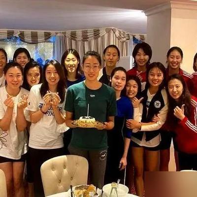 中国女排新队长定了，没人想到会是个长年干保姆脏活的人。

这个决定其实在 202