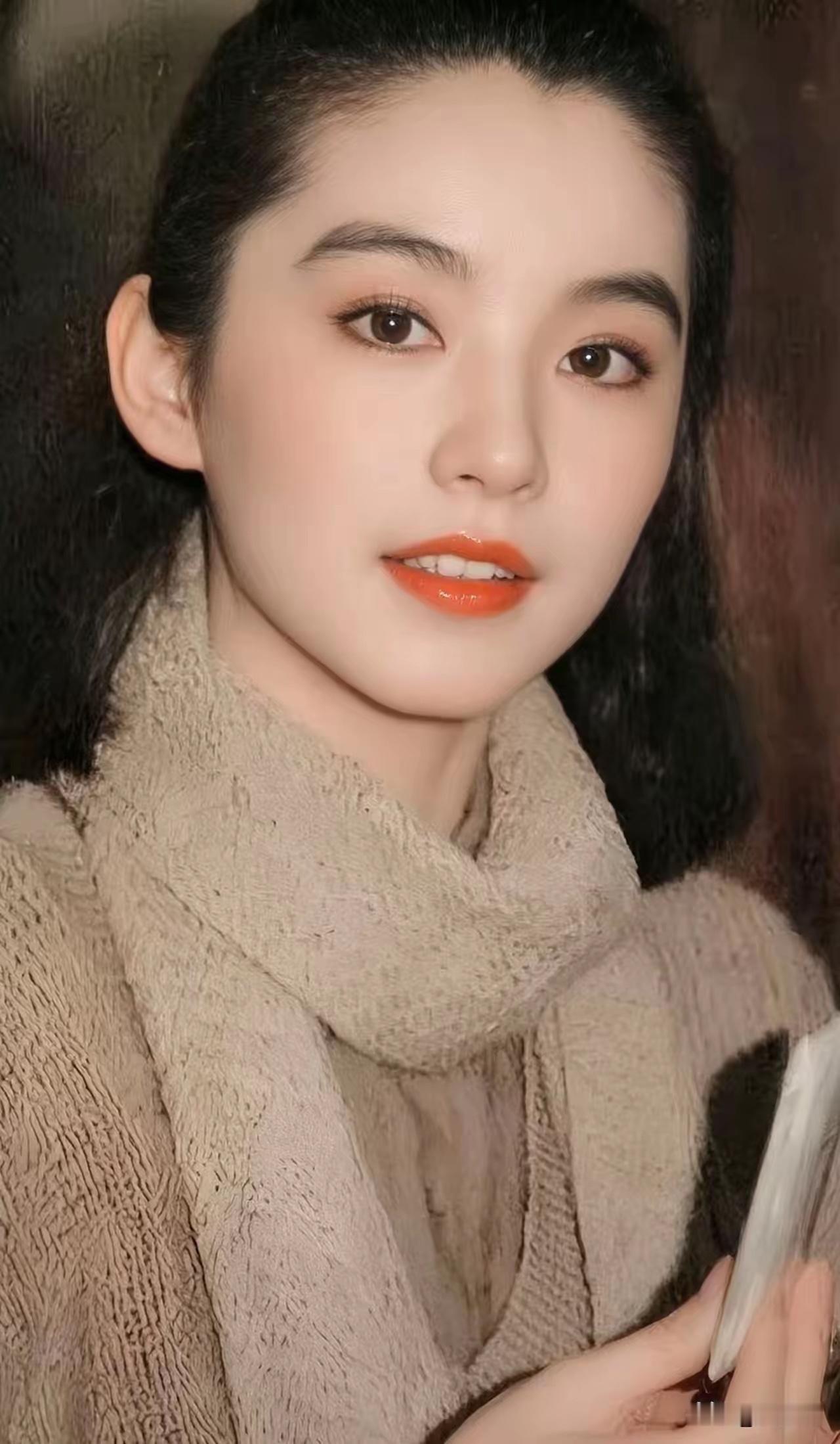 的确是东南亚第一美女，二十几岁时的容貌真无敌了！林青霞的美，邓丽君的歌放眼整个花