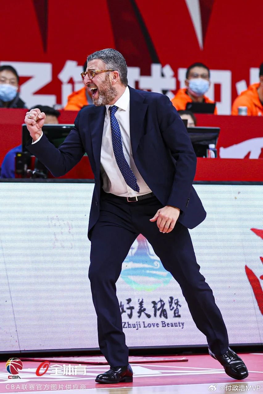 北京首钢官宣：莱登辞职，助教乔里欧接任主教练职务。乔里欧主要是抓球队进攻体系的，