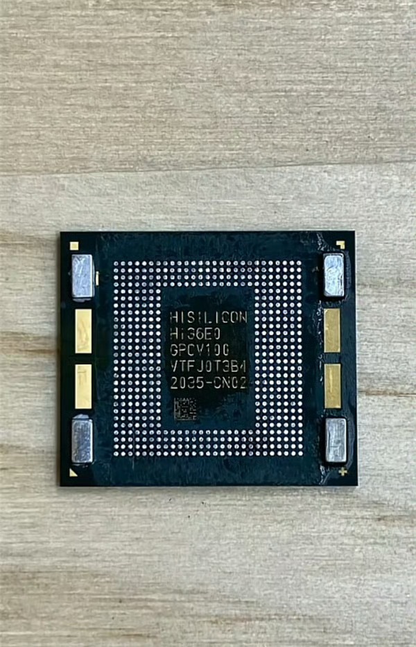 麒麟9050Pro现真身麒麟9050 Pro这名字，本身就值不少钱。发布会现场余