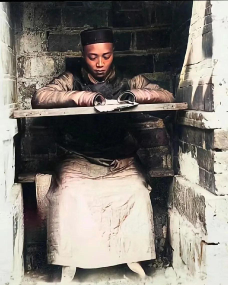1900年，一名参加了科举考试的男子，留下了一张照片，镜头中的他坐在一个十分简陋