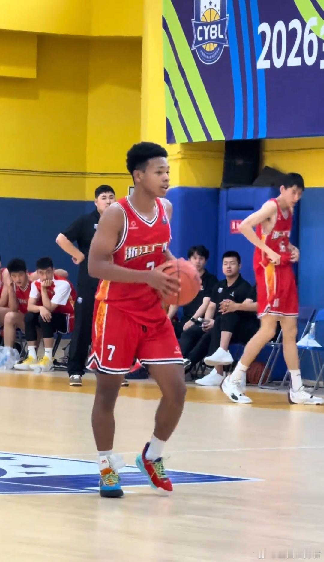 浙江广厦青训也开始借鉴广东青训选材思路，U16梯队迎来混血小将王子昂。王子昂为中