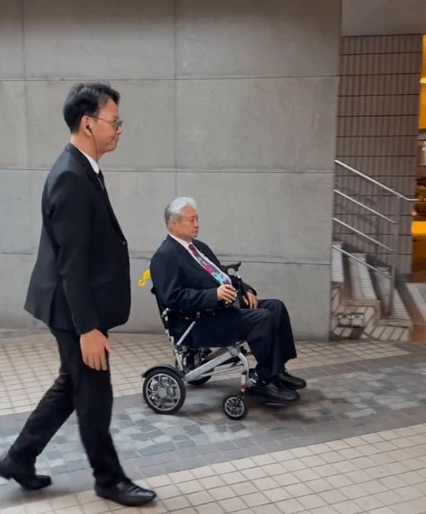 同样70多岁，洪金宝出行坐轮椅，而成龙却在翻跟头😂
说实话，这哥俩身体差这么多