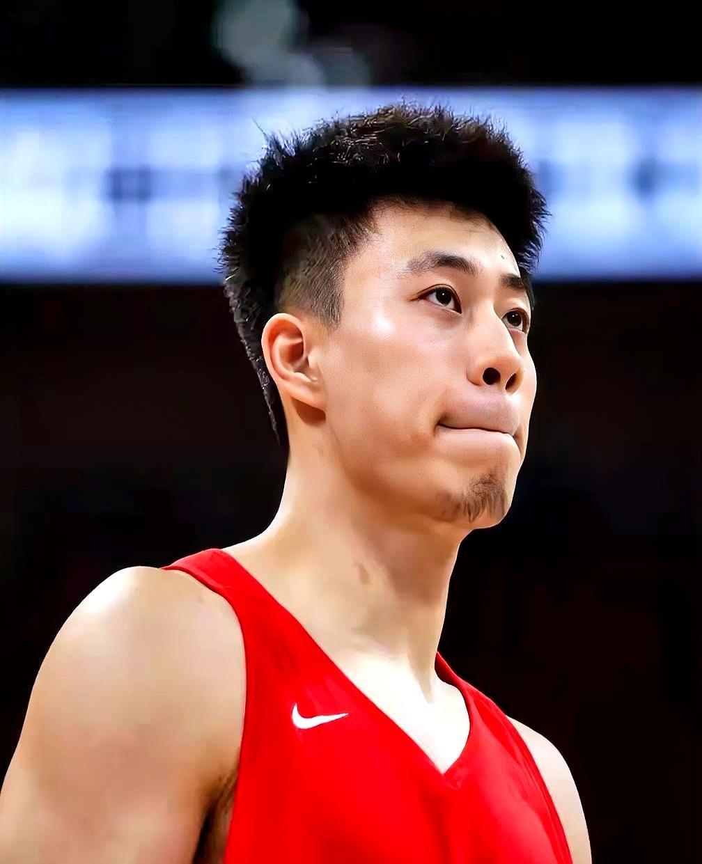 两战仅得两分，张镇麟的国家队光环碎了。
 
镜头一转对比刺眼。朱俊龙三分六投五中