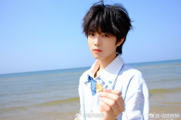 【少年、海边与落日，是不是你心中青春的具象化】近日，TF四代部分成员   晒出了