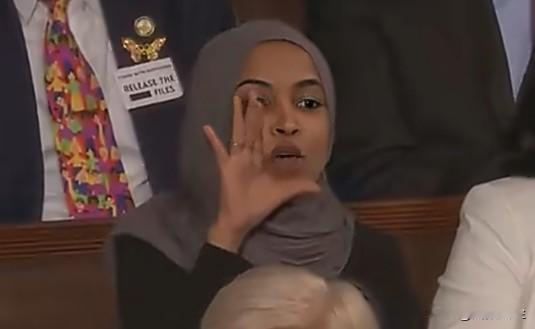 特朗普怒斥庇护城市政策，痛骂阻挠驱逐罪犯的官员:“你不敢挺身而出，你应该为自己感