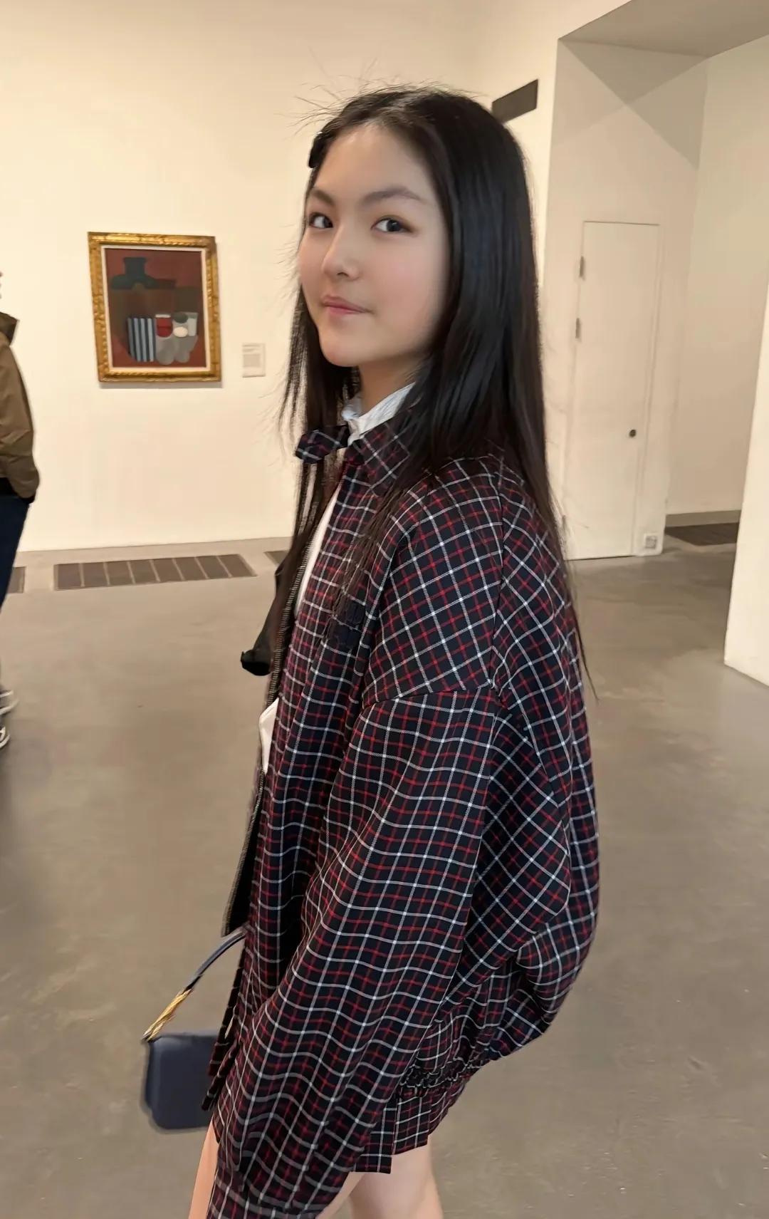 李湘和女儿王诗龄一同游玩，给女儿拍了好多美照，有眼尖的网友发现原来公主手机里也有