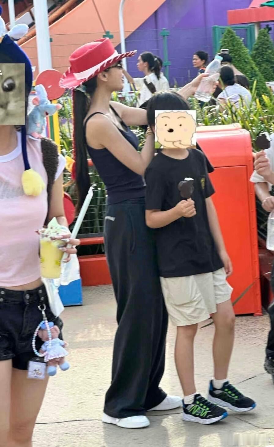 Angelababy儿子9岁身高Angelababy儿子长这么高了 港迪偶遇An