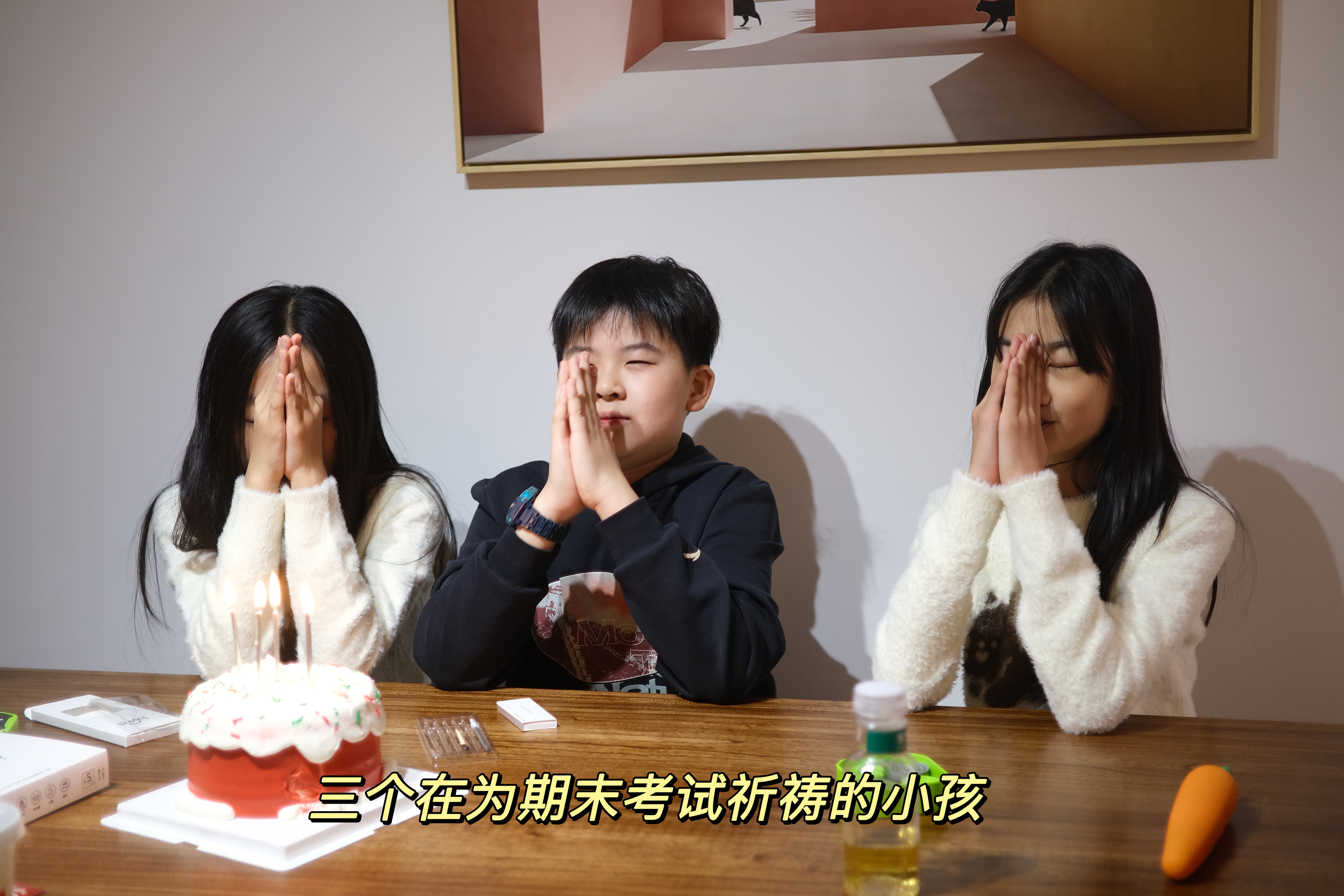笑到不行。 