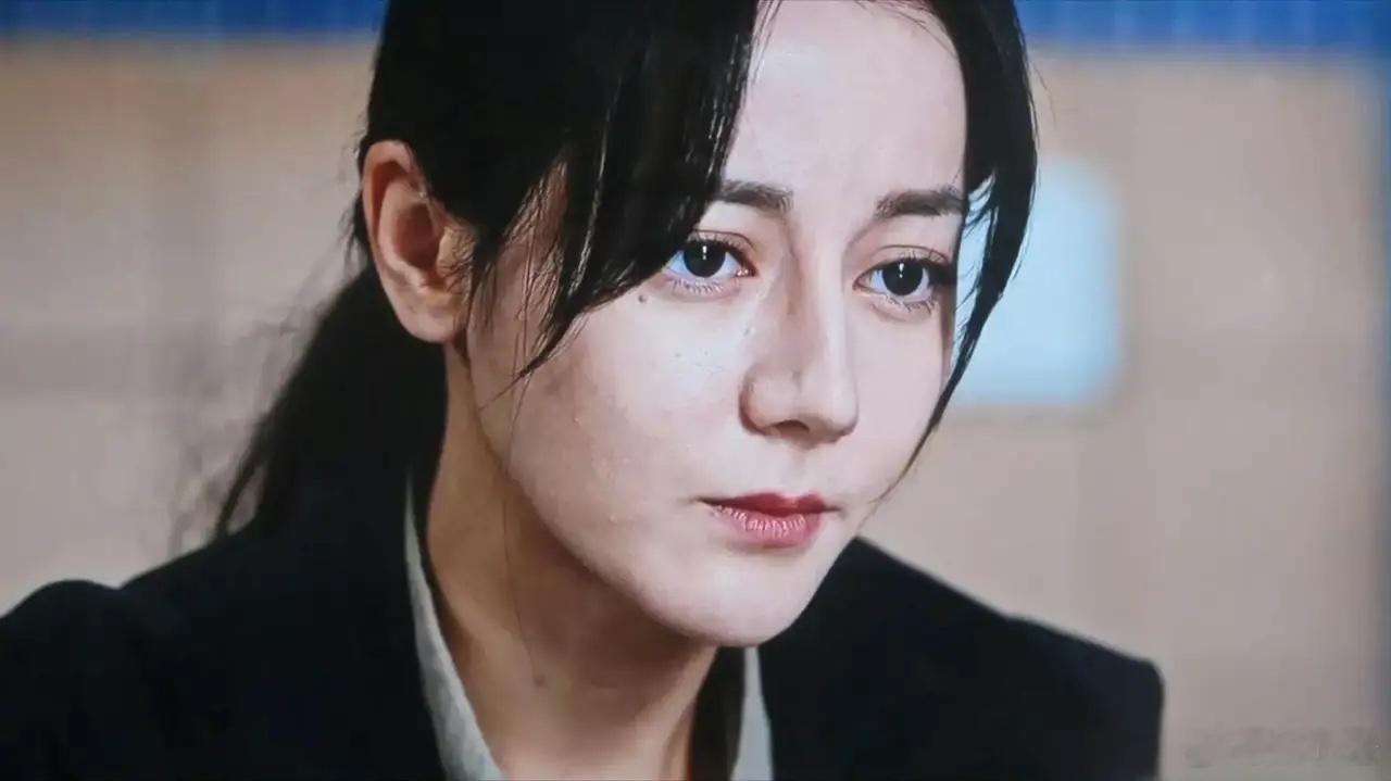 迪丽热巴有着独特的魅力，把“内娱第一美”这样的标签直接扣在她头上其实有些片面啦。