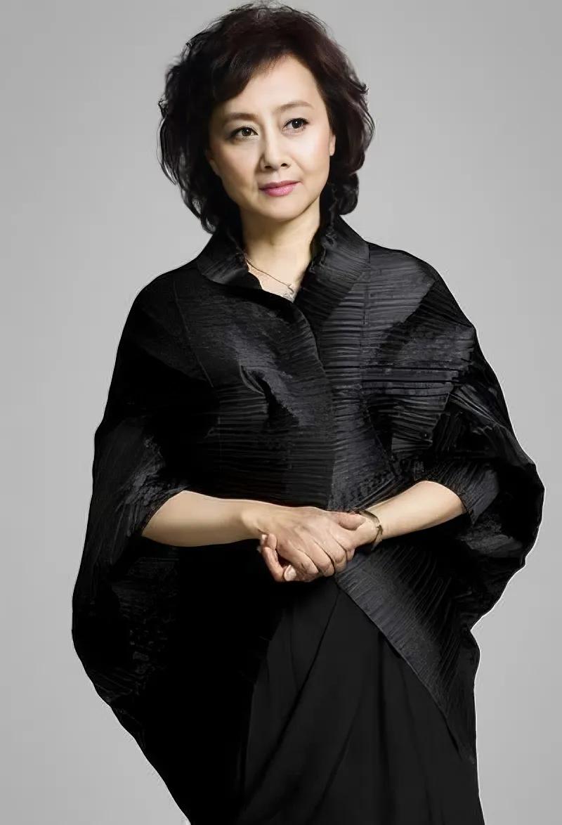 黄梅莹，越看越有味道。
她在电视剧《渴望》中饰演王亚茹。电视剧的拍摄时间始于19