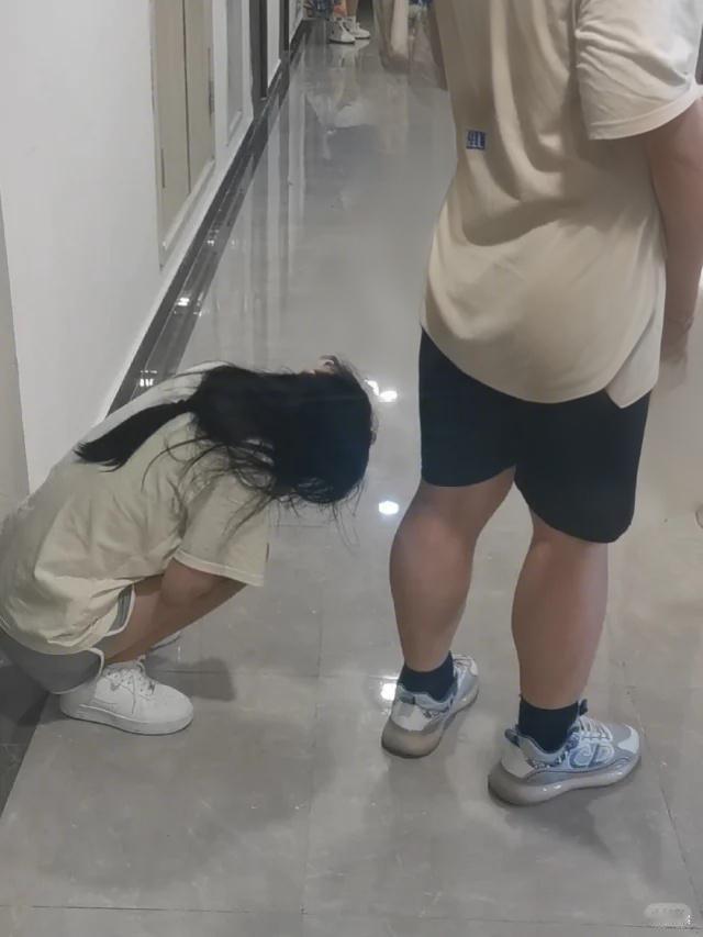 出差住酒店，房间隔音太差，从晚上11点开始旁边房间的女生歇斯底里的疯狂哭喊大叫，
