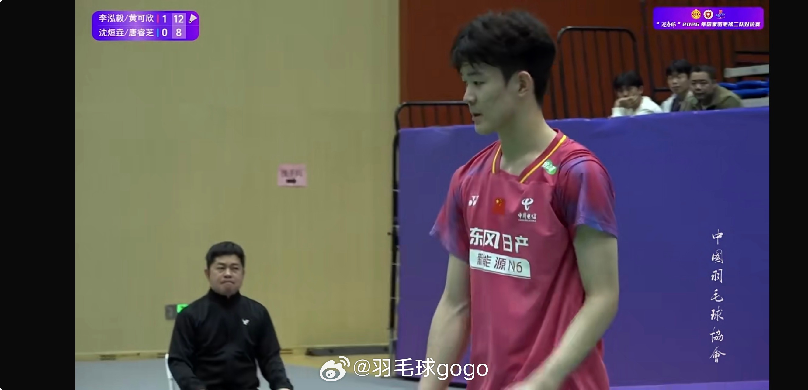 在一队队员穿上新款大赛服前，二队的小朋友已经上身，提前一天2026全英羽毛球公开