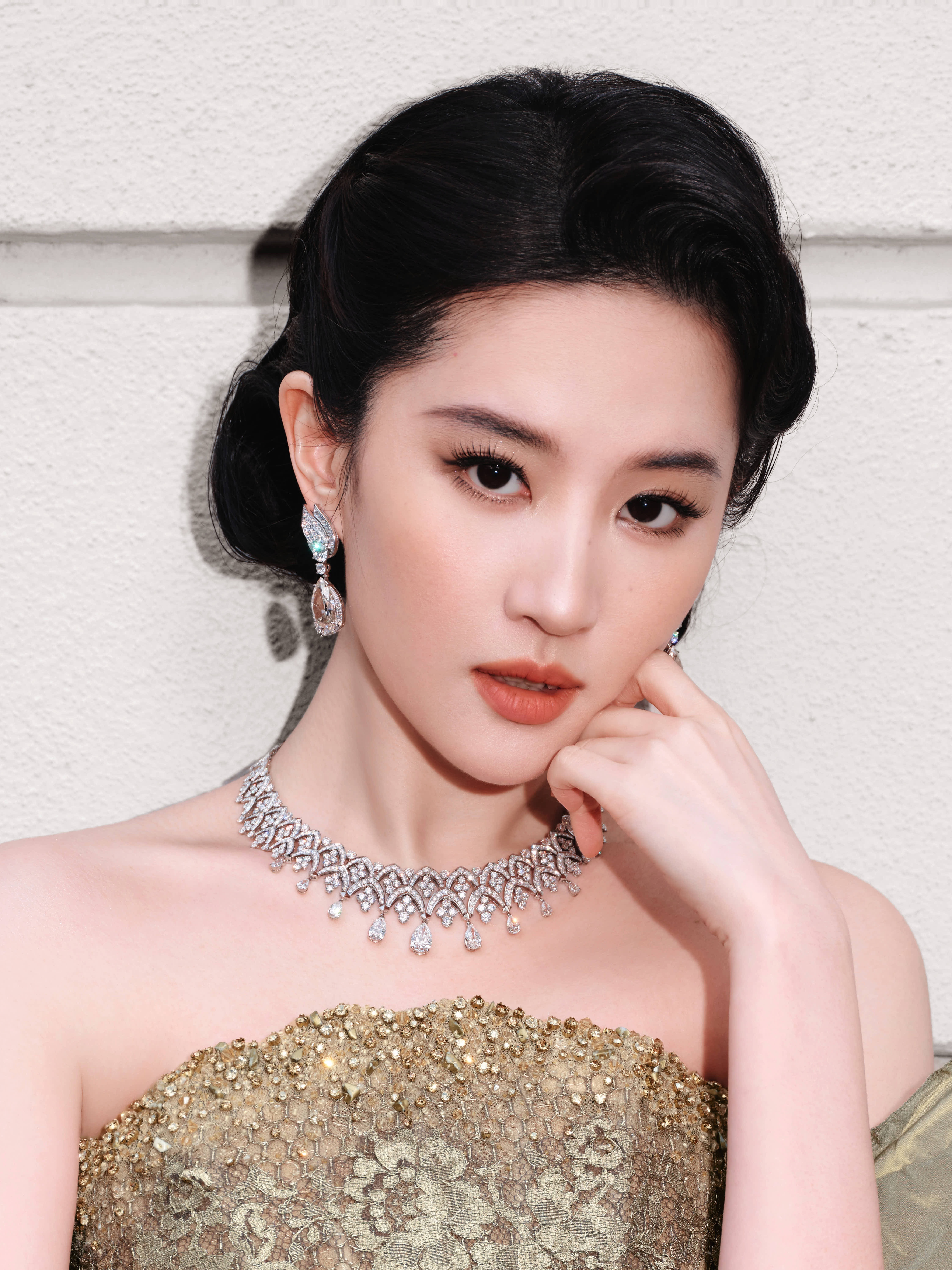 刘亦菲 宝格丽女王  让我们放大！这套钻石还不够大不够閃吗？盲猜又被富婆抢订了刘