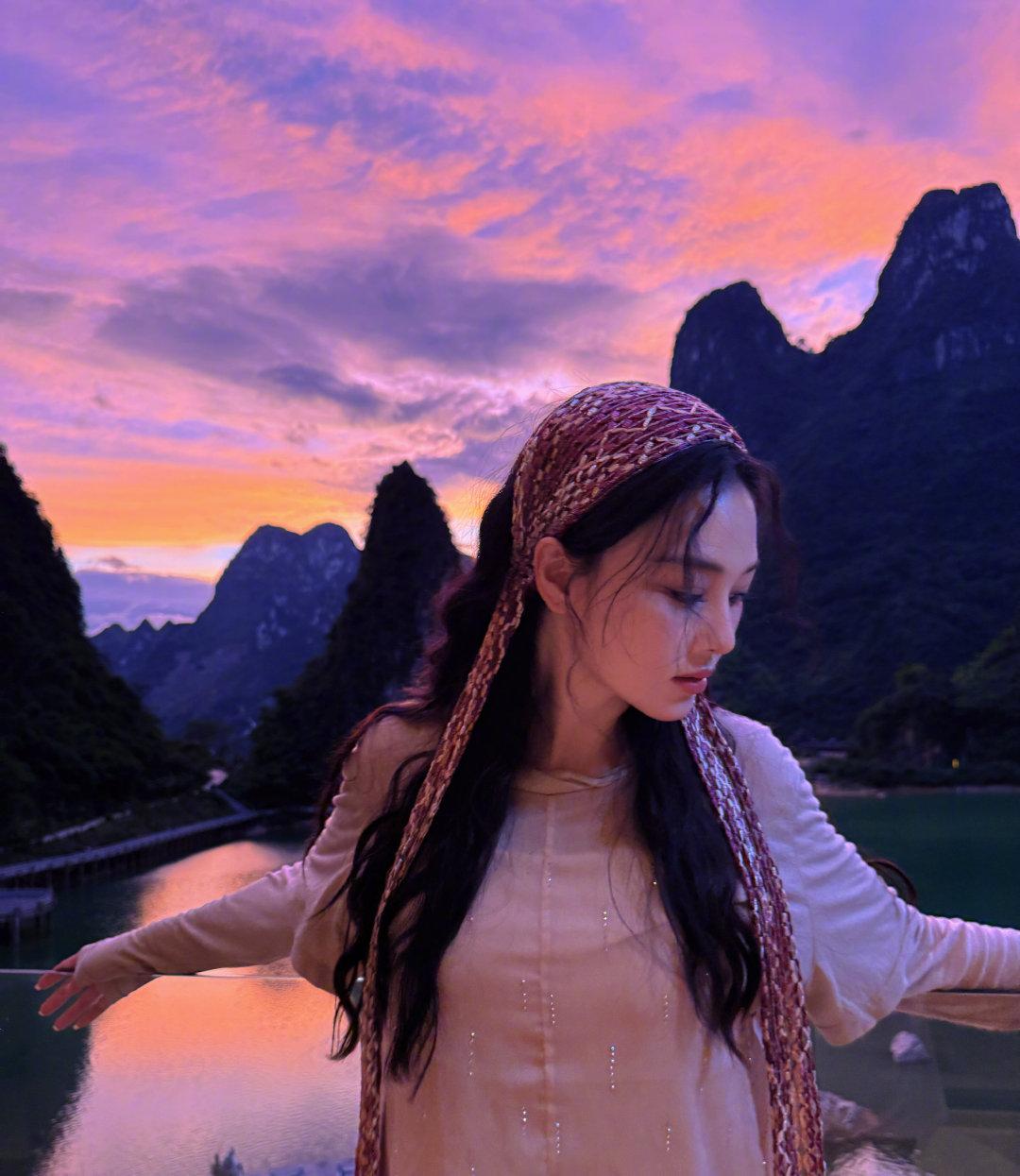 张馨予晒桂林山水，真是美上加美！

她给人的感觉真的越来越恬淡了，明明是长相明艳