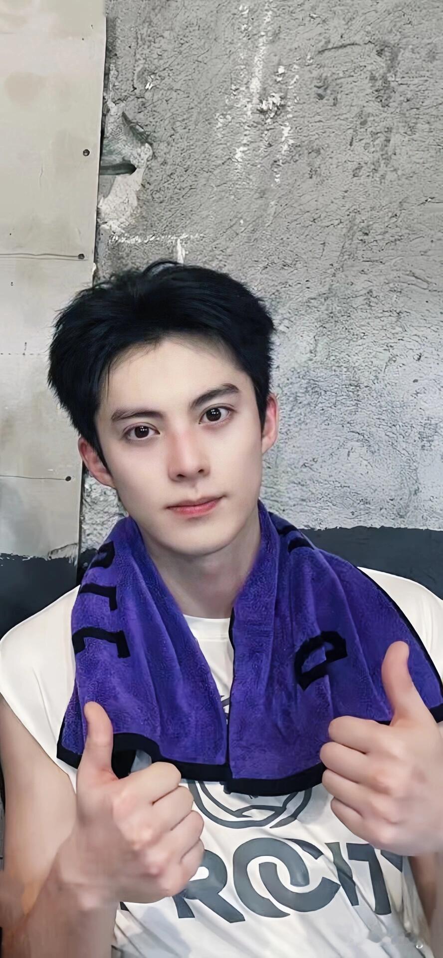 存到一张很喜欢的壁纸刚打完球的最强素颜男大·王鹤棣👑 ​​​
