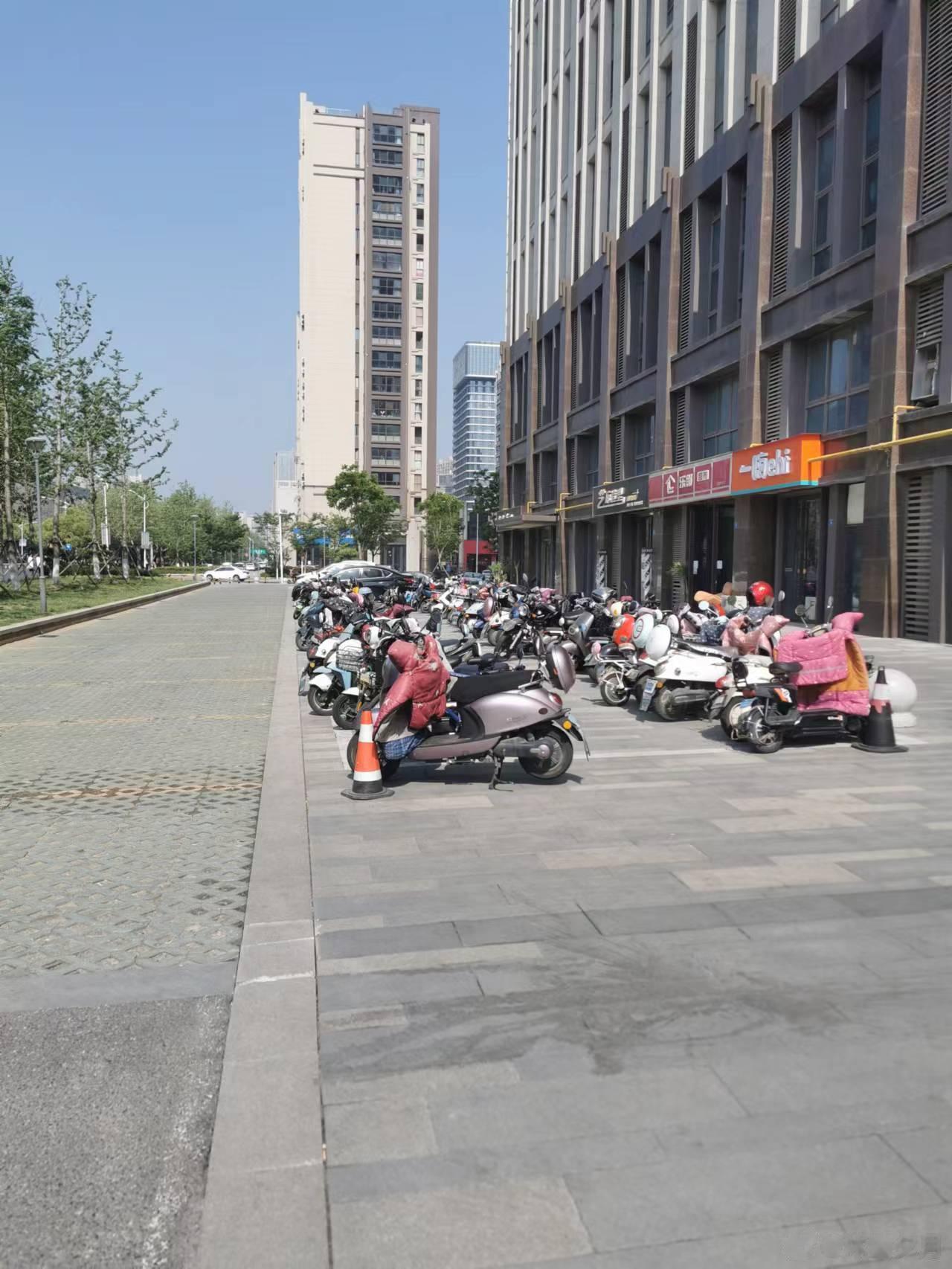 别笑我，不懂就问:昨天到南京六合一转，想打出租，到处看到的都是骑电动车的人们，步