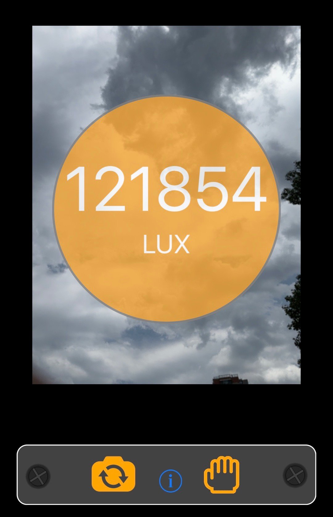 #全国多地气温可达40℃以上# 今天天空的光照度高达12万lux，地面的光照度也