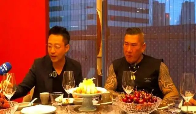汪小菲请网红“馆长”吃饭，45万人在线观看，谈吐待人接物获肯定，汪小菲这波赢麻了