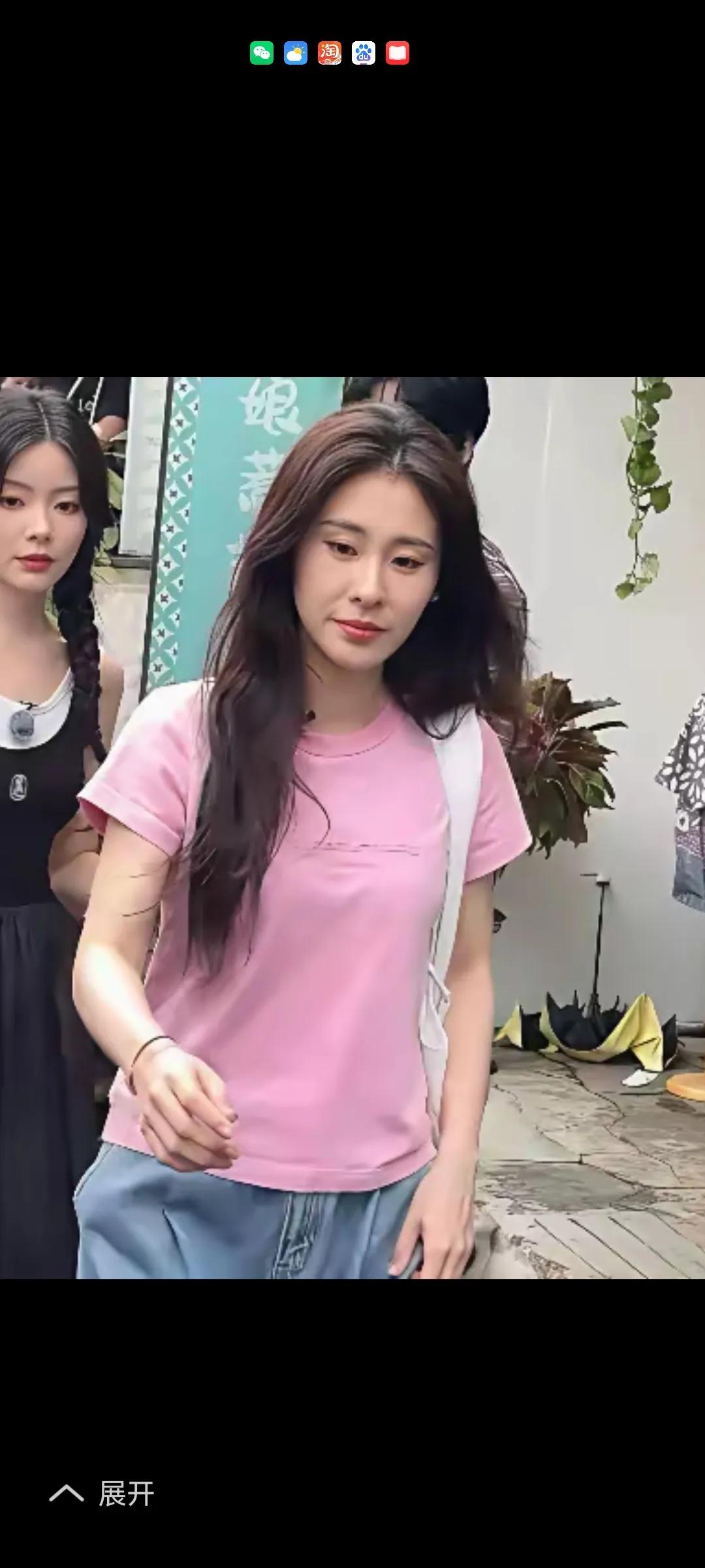 素养，路人，张碧霞。和电视机里的张碧霞还是有很大不一样的。化妆包装下的明星，聚光