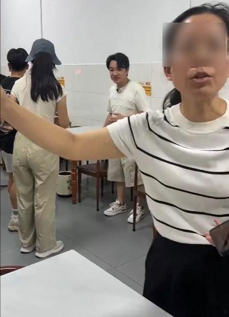 网友称吃粉遇王祖蓝被清场文旅局回应王祖蓝吃粉清场 6月2日，有网友称在玉州某店家