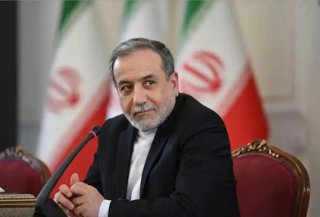 里亚尔兑美元汇率暴跌至150万:1，超过40%的人口坠入绝对贫困线，面包券制度时