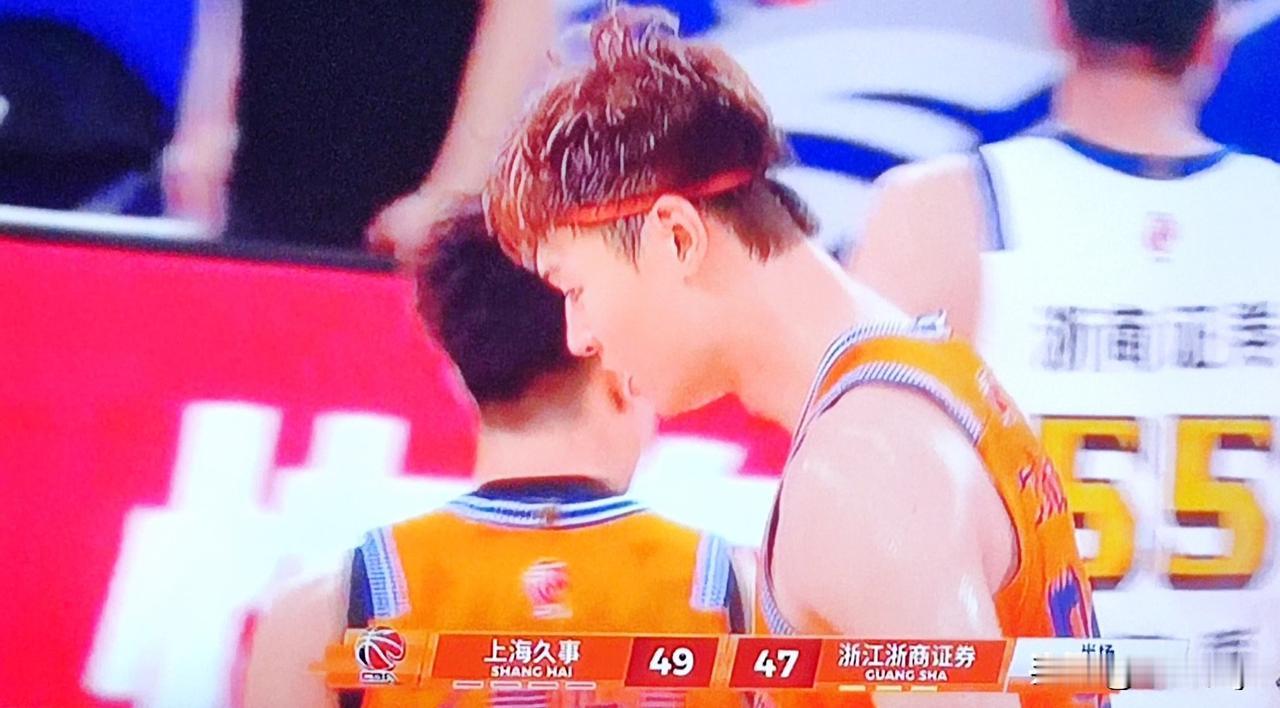 上海男篮获总冠军
6月5日晚上海久事男篮与广厦男篮的第5场较量在上海男篮的主场进