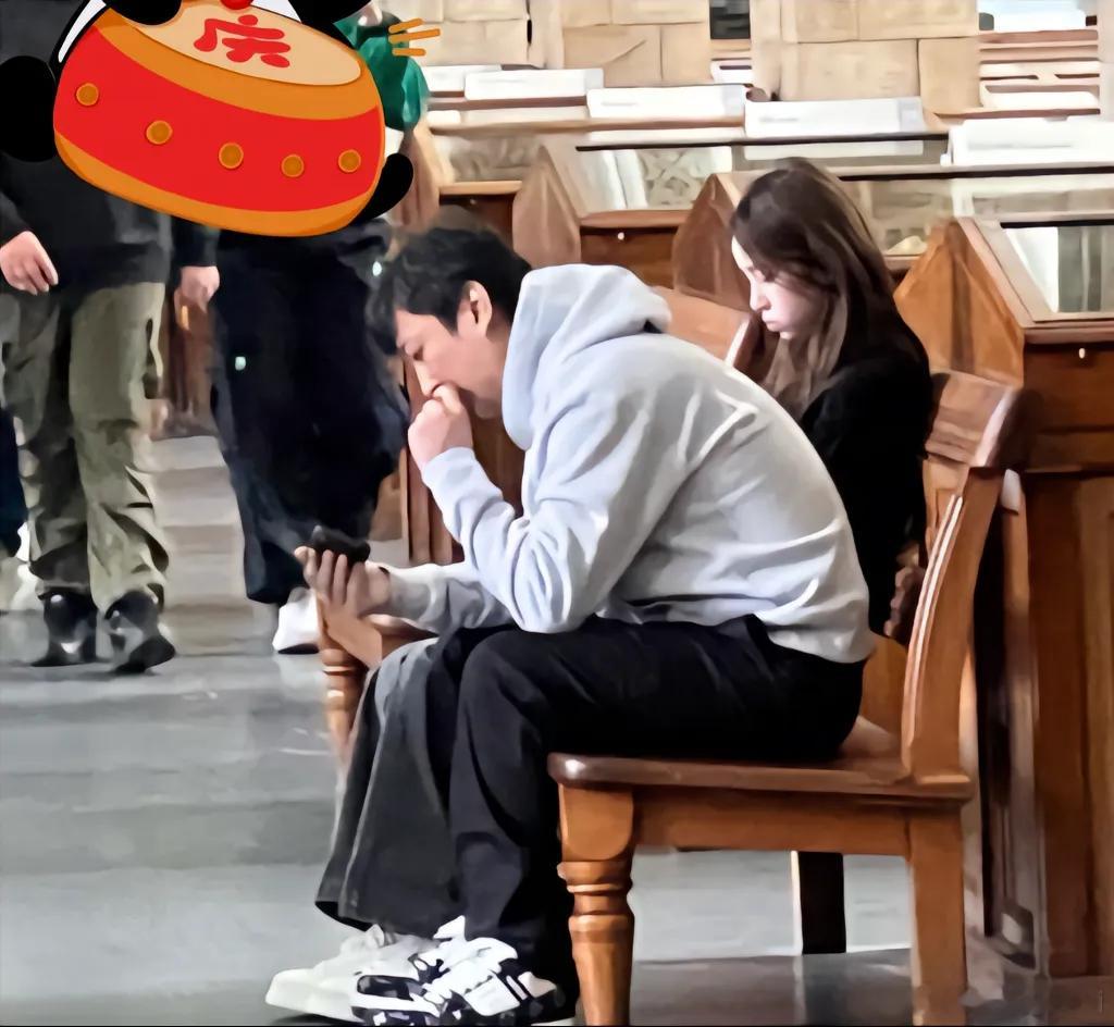 #王思聪在女友懒懒面前挖鼻孔# 王思聪被网友偶遇抠鼻子，王思聪自带流量，但是一点