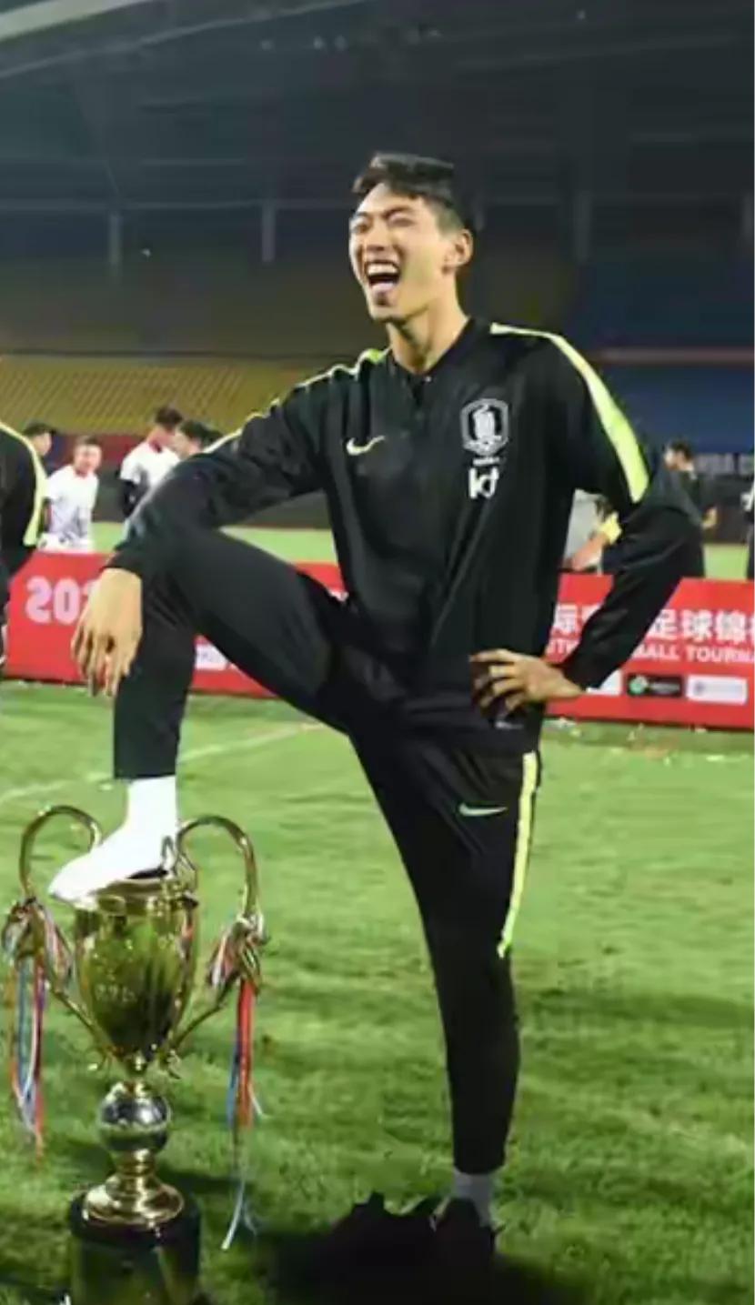 中国男足永远的痛，还记得这张图片吗？
2019年熊猫杯上，中国国青0：3输球，关