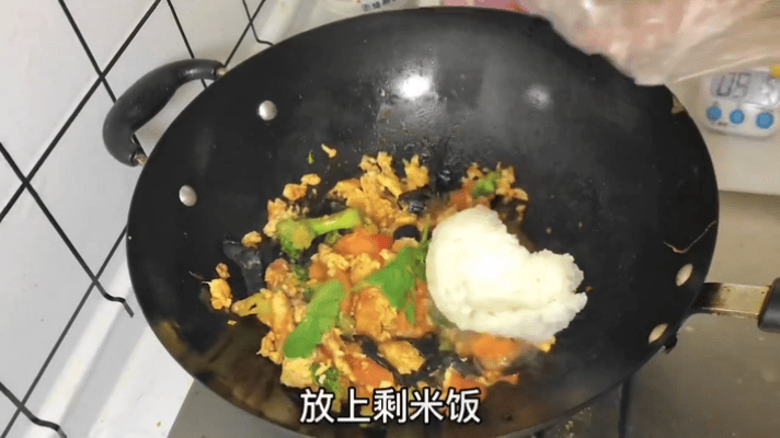 互联网做饭主打一个色香味弃权  抽象饭微微一看很吓人  小🍠上的年轻人做饭已经