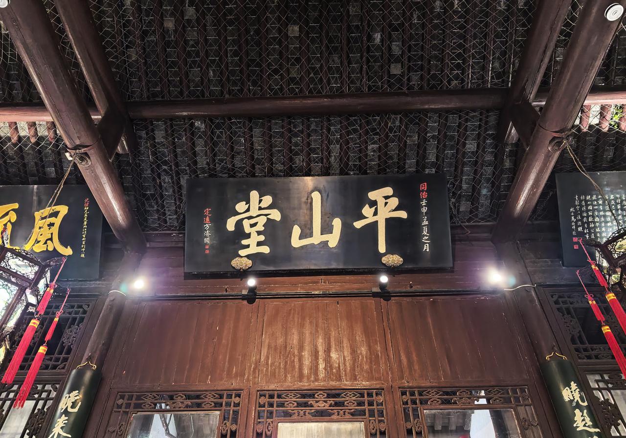 扬州大明寺平山堂是欧阳修任扬州知州时建造的，他在这里经常宴请宾客，他有一项发明就