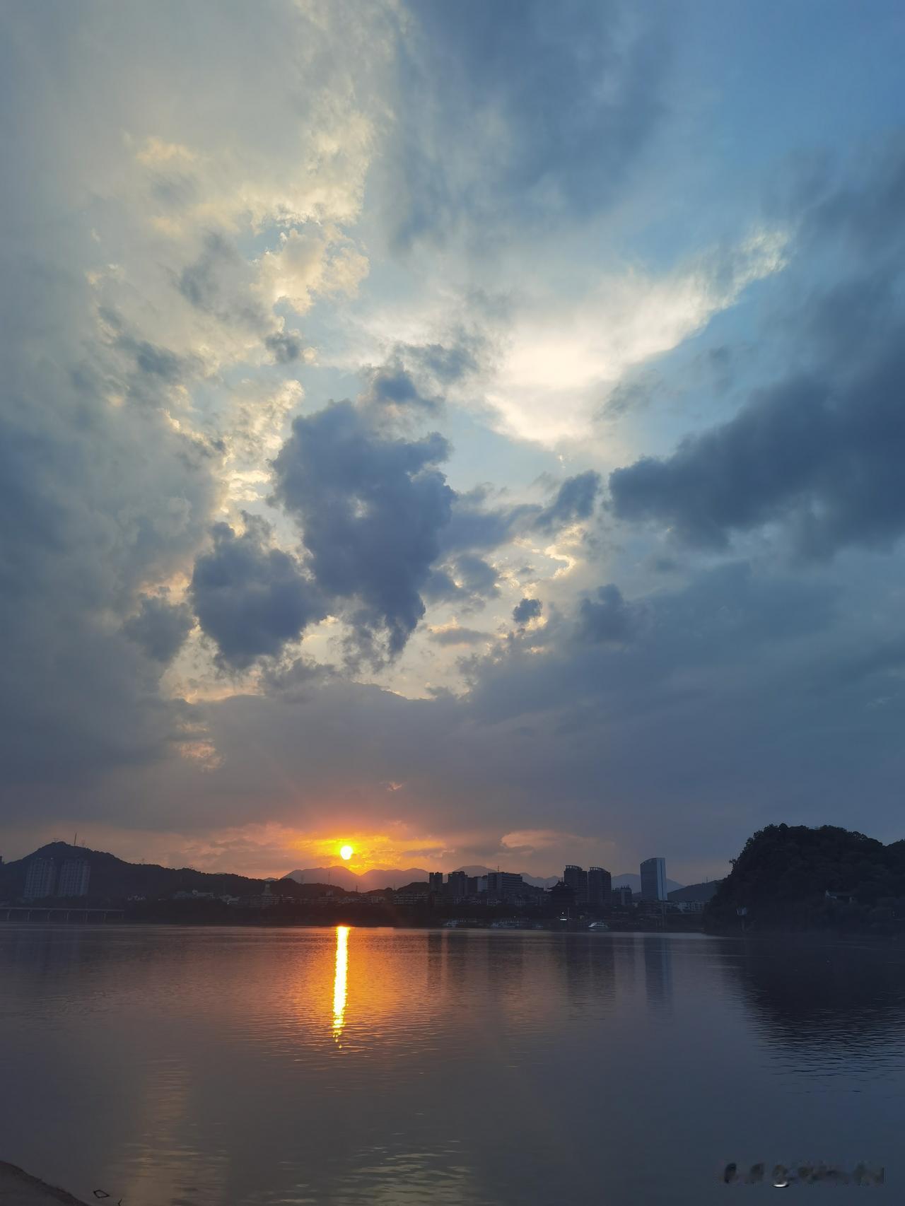 趁着年华，去阅历人生的风景。人生最美的风景，是在不断的行走中积累的。是在拥有丰盈