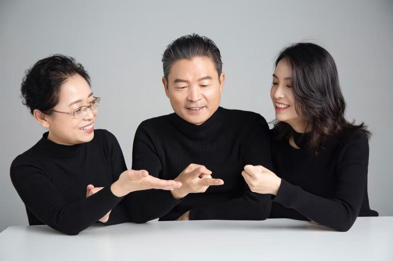 timeless

卸掉彩色，褪去繁杂，只剩光影里的一家人。🖤🤍 这组全家福