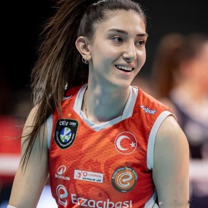 排球 —— 目前，你最喜欢的土耳其攻手是谁？⚡️ 图巴·塞诺格鲁：我觉得是亚普拉