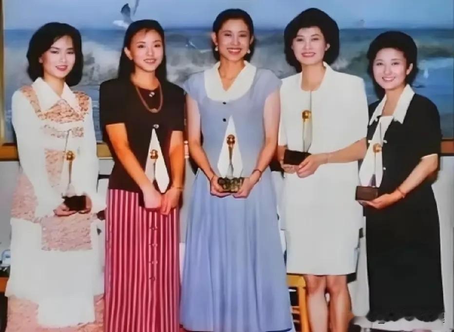 上世纪九十年代，首届金话筒奖五位女主持人获奖时的留影，鞠萍、杨澜、倪萍、敬一丹、