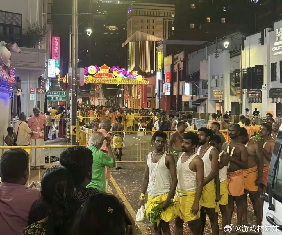 新加坡街头印度人多的吓人行走新加坡大街小巷随处可见大量印度裔居民，商业区、集市、