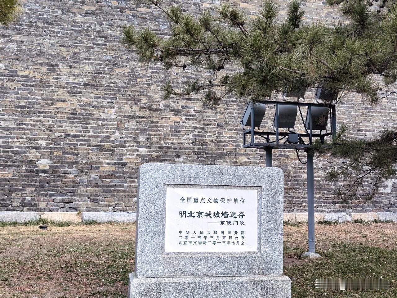 北京明城墙遗址公园坐拥市中心唯一一段保存较为完整的明代内城城墙遗址，呈东西走向，