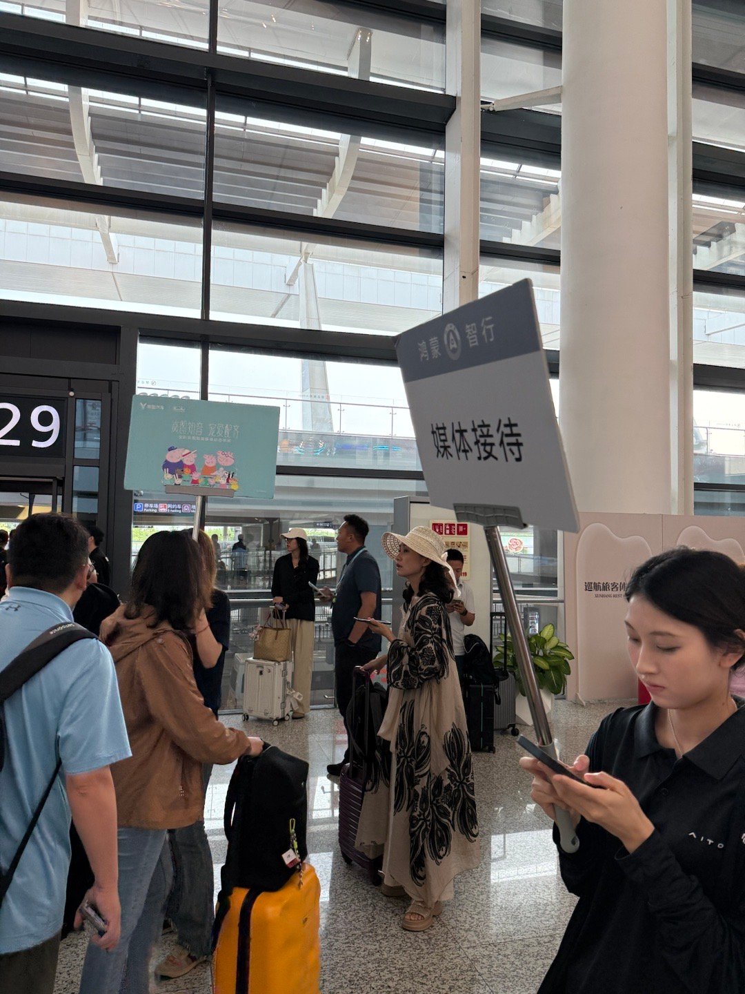 最近怎么突然就忙成狗了[笑cry]昨天落宁波，机场有两家车企在同时接机。上周末上
